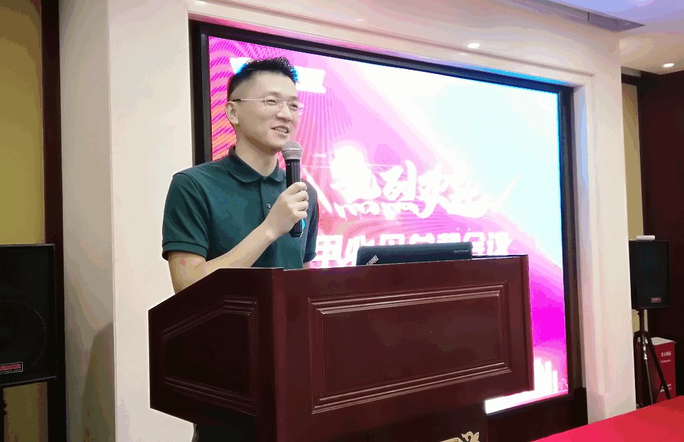 美宏国际货运代理香港有限公司兼中山货代协会执行会长张作宏发言。