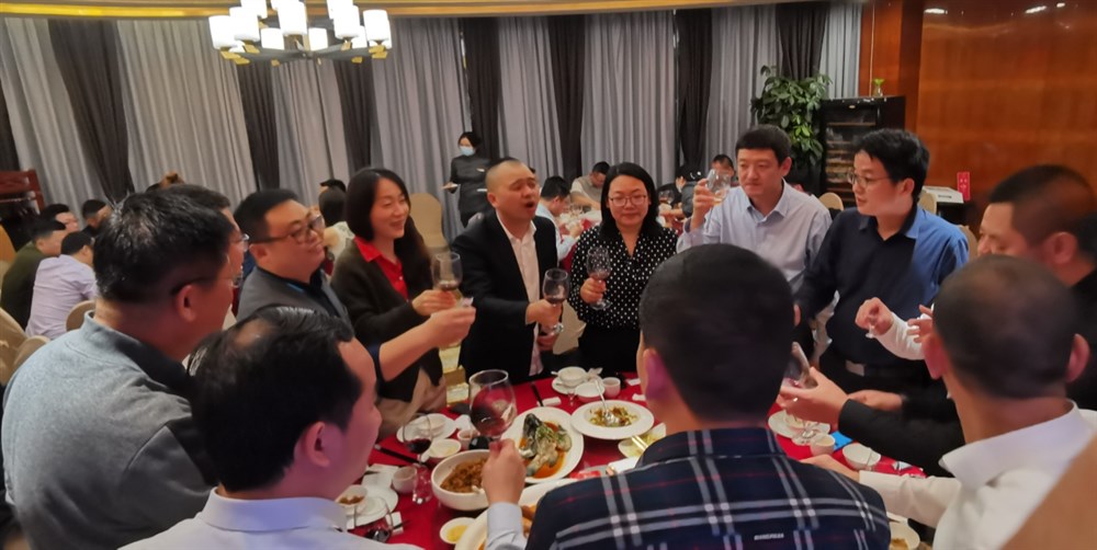 甲必丹俱乐部会长张桅给与会大咖祝酒！