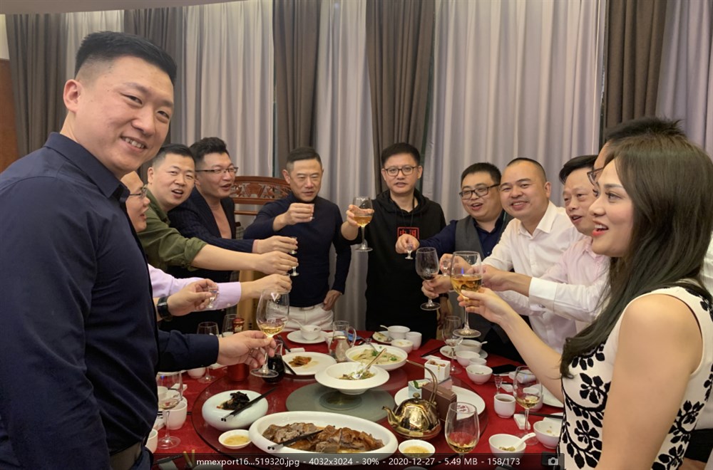 甲必丹俱乐部会长张桅给与会大咖祝酒！